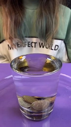 Кто угадает? Сколько монет поместится в полный стакан? 🤔