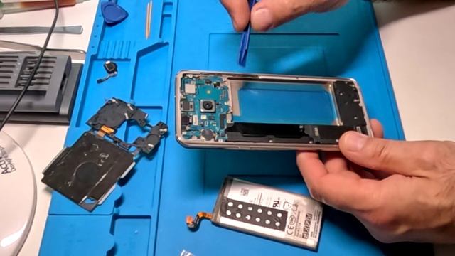 Как заменить аккумулятор смартфона Samsung Galaxy S8+ смотреть онлайн