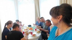 Общий сбор. Моя семья. Поздравляем с днем рождения. Готовим ягодный пирог. Жизнь в деревне.