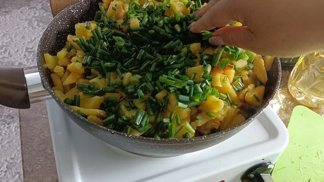 Сегодня на обед жареная картошка с бедром,а что вы сегодня готовите? смотреть онлайн