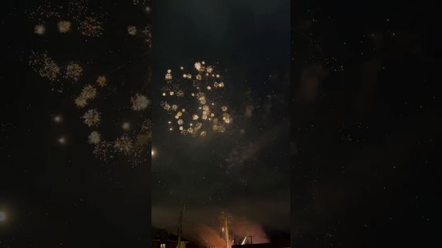 Салют в честь Дня Победы в поселке Новоангарск Красноярского края 09.05.2025 смотреть онлайн