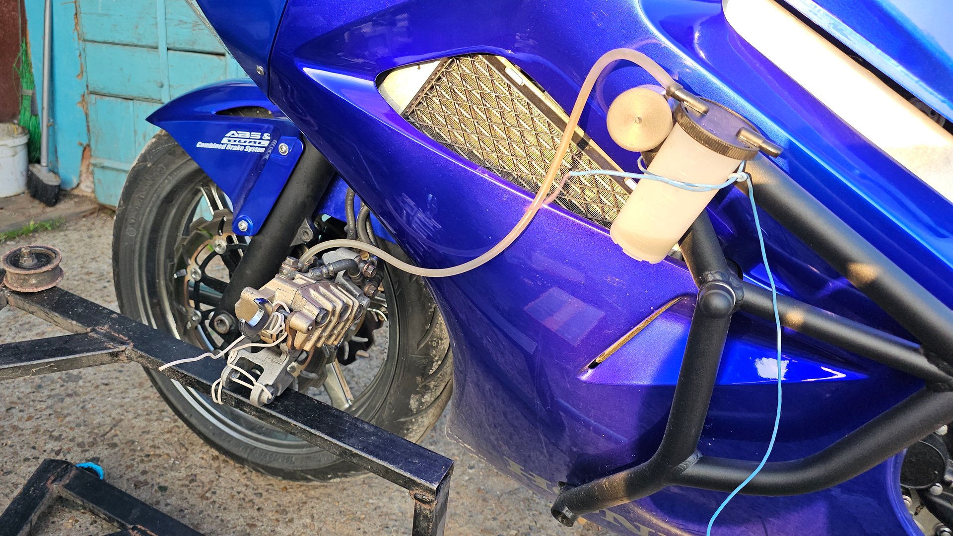 Замена ремкомплекта мастер цилиндра Honda VFR 800 .mp4