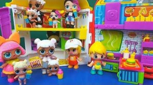 Куклы ЛОЛ приехали в кафе, а Блестючка Влюбилась в Официанта! Как она завоюет ЕГО СЕРДЦЕ?