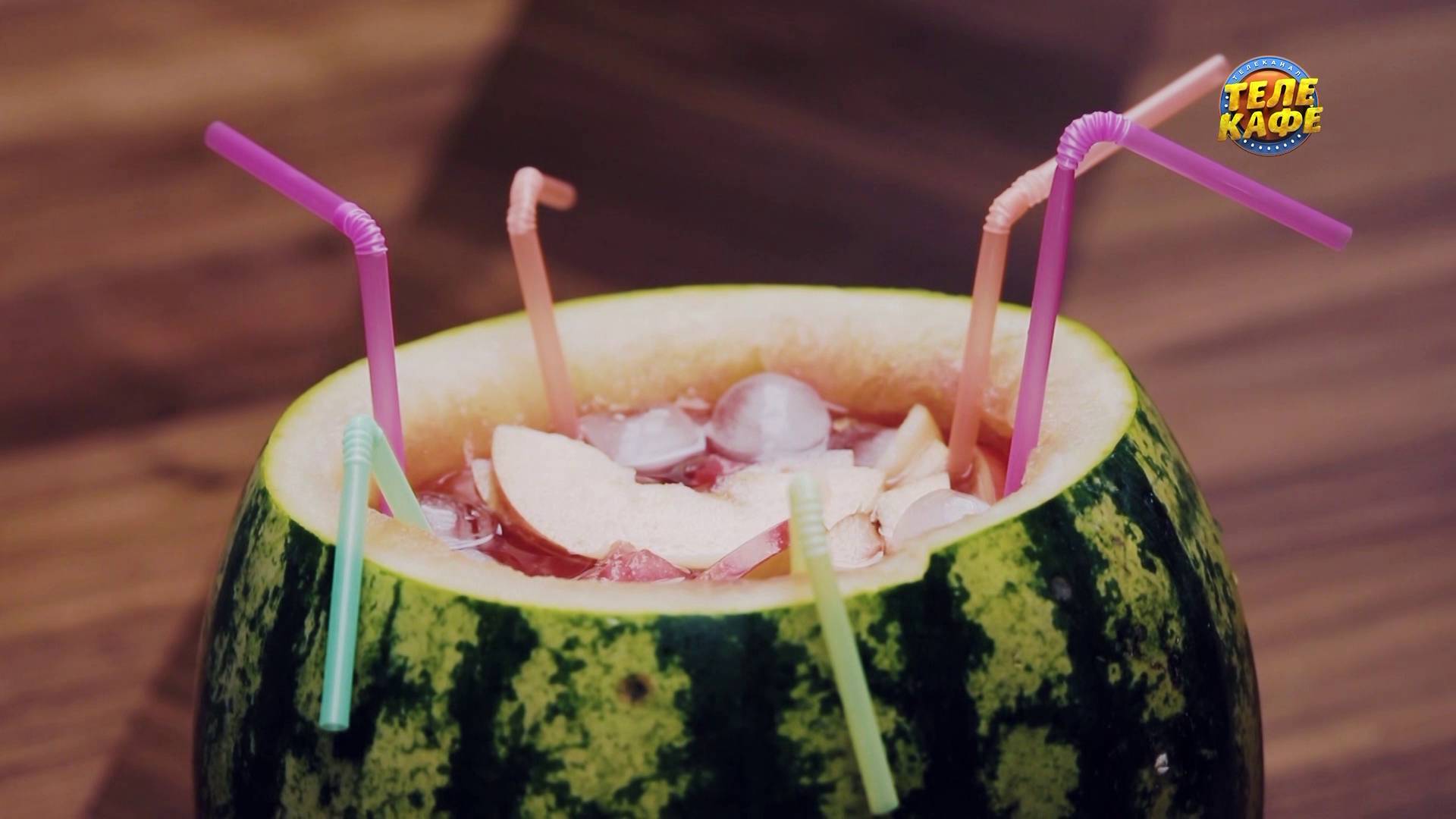 ЛЕТНИЙ НАПИТОК! Арбузный крюшон с дольками апельсина, яблока и персика. Готовим на даче и дома смотреть онлайн