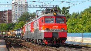 ВЛ11.8-586 А/588 с грузовым поездом следует через платформу Первомайская