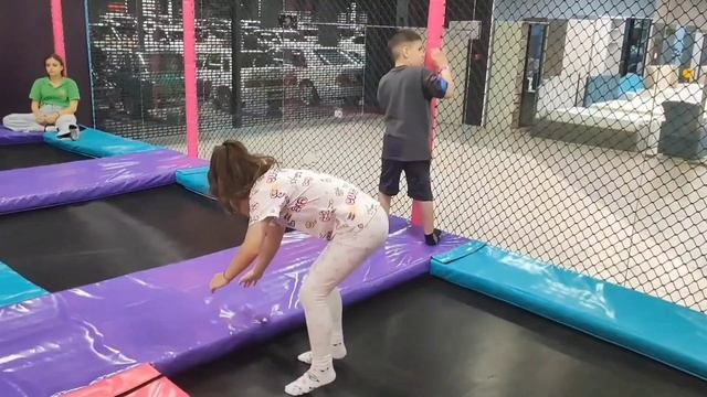 Этот выходной для всех праздник. На детской развлекательной площадке весело детям и взрослым. смотреть онлайн