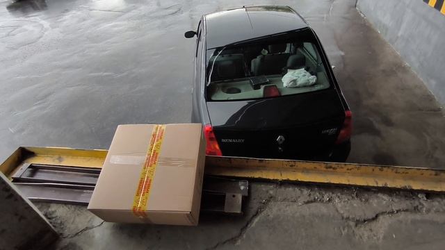 РАБОТА В ЯНДЕКС ДОСТАВКЕ В ЛИВЕНЬ / ОТДАЛ СВОЮ ЕДУ ПОЛУЧАТЕЛЮ смотреть онлайн