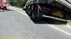 Грузовой эвакуатор. Эвакуация DAF груженым зерном.