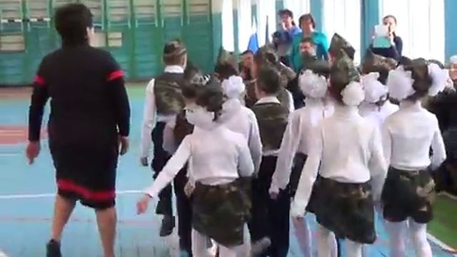 1 класс. Смотр строевой песни. 2016год