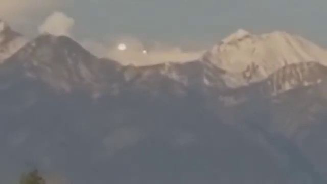 Огромный светящийся шар в горах Аляски смотреть онлайн