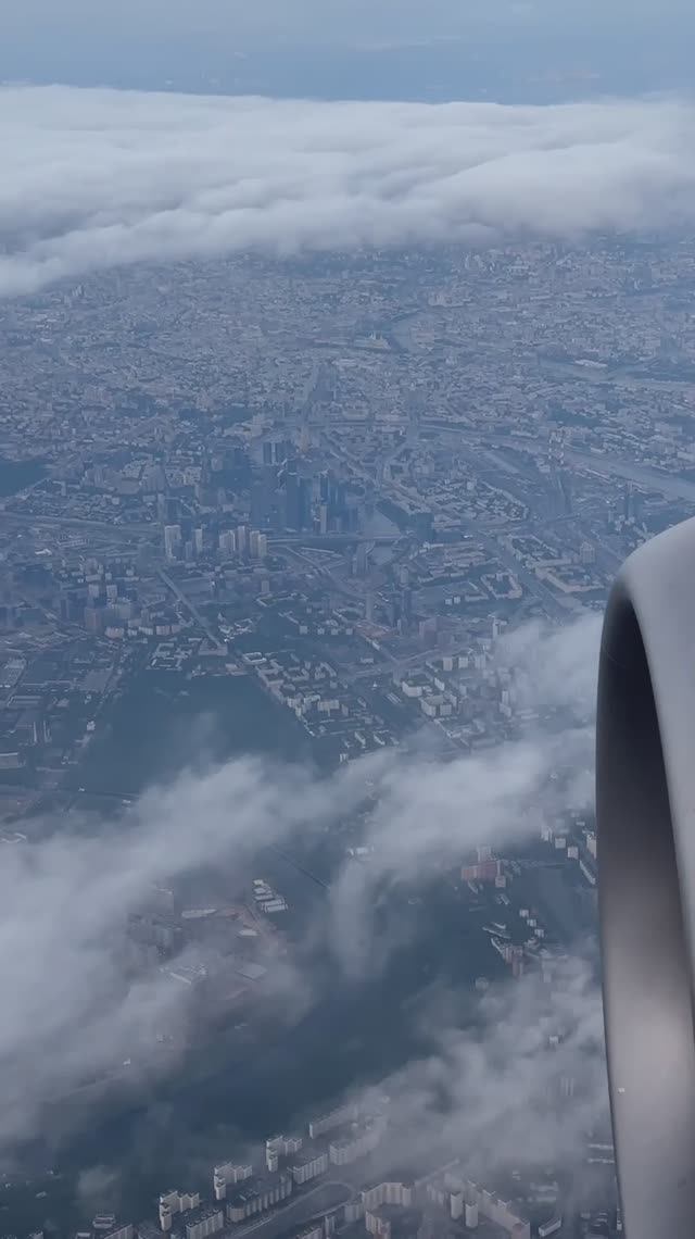 Шикарный вид на Москву перед посадкой в аэропорту Шереметьево смотреть онлайн