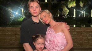 «Лучшее решение на три дня»: Полина Гагарина снялась в откровенном бикини на курорте