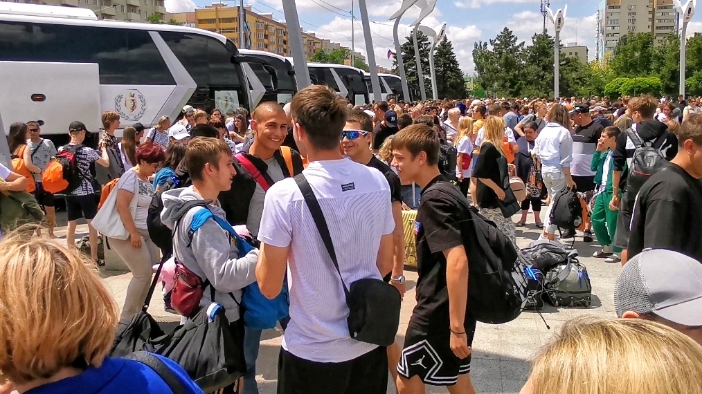 МАРИУПОЛЬ Наконец-то! Встречают из других городов Полная площадь жителей🏢Жизнь города Сегодня смотреть онлайн