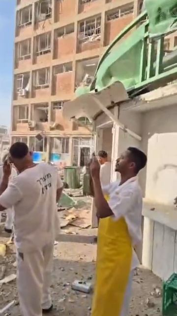 Иранская ракета попала по больнице в Израиле смотреть онлайн