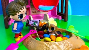 СБЕЖАЛ ИЗ ДОМА ЗА КОНФЕТАМИ🍬🍬 Куклы ЛОЛ сюрприз! Семейка Вики и Панки смешные мультики ДАРИНЕЛКА