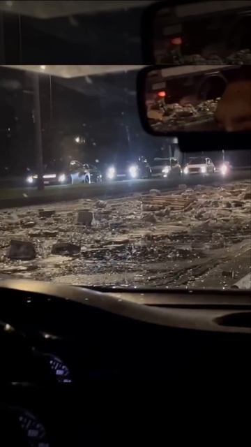 Сотни бутылок пива вылетели из фуры в Казани — прямо сейчас водители собирают уцелевшее жидкое золот смотреть онлайн