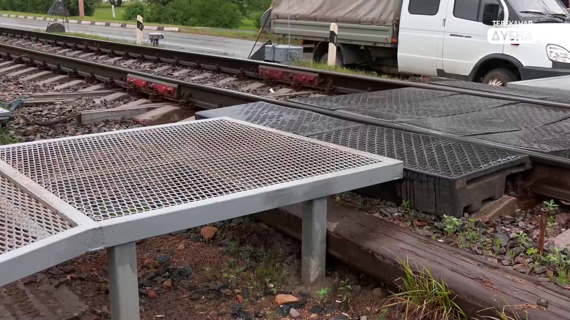 В Дубне рядом с ЗАГСом завершается благоустройство пешеходного перехода через железную дорогу смотреть онлайн