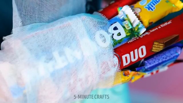 HOW TO SNEAK FOOD IN CLASS FUNNY SCHOOL HACKS & DIY смотреть онлайн