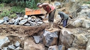 Строительство, самый сильный шахтёр разбивает камни