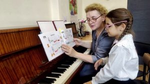 Пальчиковая гимнастика и способ расслабления рук для фортепиано на примере песенки «Цыплята»