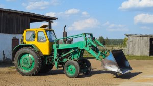 Трактор ЮМЗ-6АЛ с погрузчиком ПКУ-0,8. Буртование зерна на току.