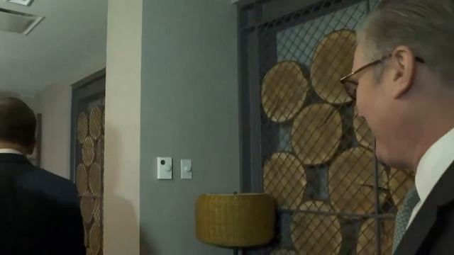 Премьер Великобритании Стармер не узнал нового президента Южной Кореи и пожал руку его переводчику смотреть онлайн