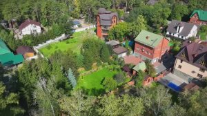 Уютный коттедж с идеальным газоном для респектабельных любителей уединенной жизни в центре Барнаула