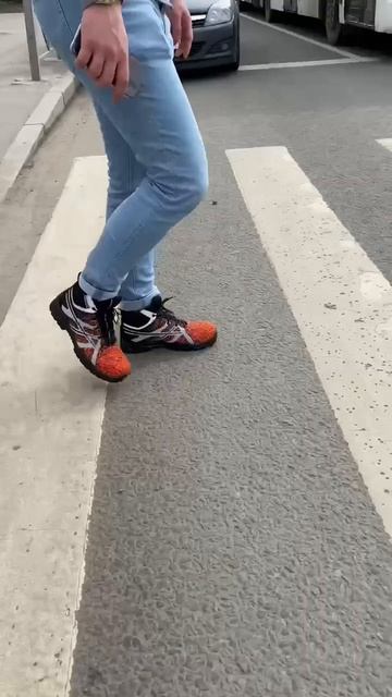 Сигнальные кроссовки