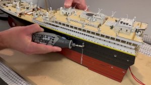 Сцена погружения кормы модели "Титаника"