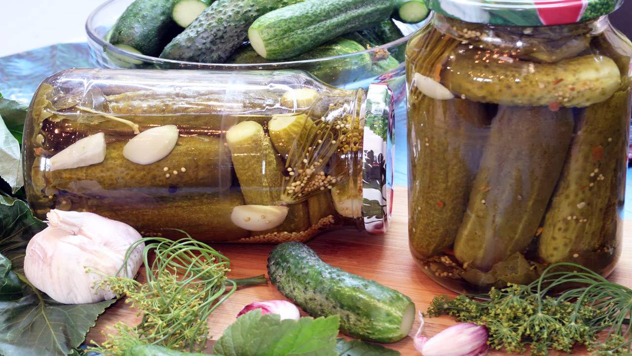 Хрустящие маринованные огурцы с водкой на зиму смотреть онлайн