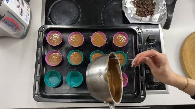 Разливаем тесто по формочкам Готовим со вкусом!