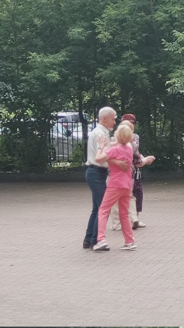Летняя танцевальная площадка в парке. смотреть онлайн