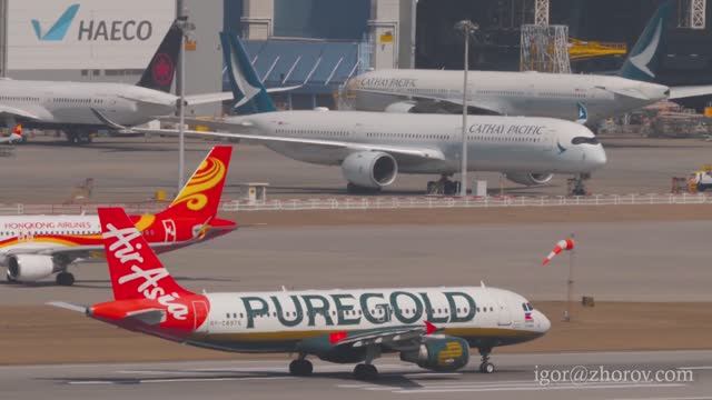 Эйрбас А320 авиакомпании Philippines AirAsia взлетает из аэропорта Гонконга.