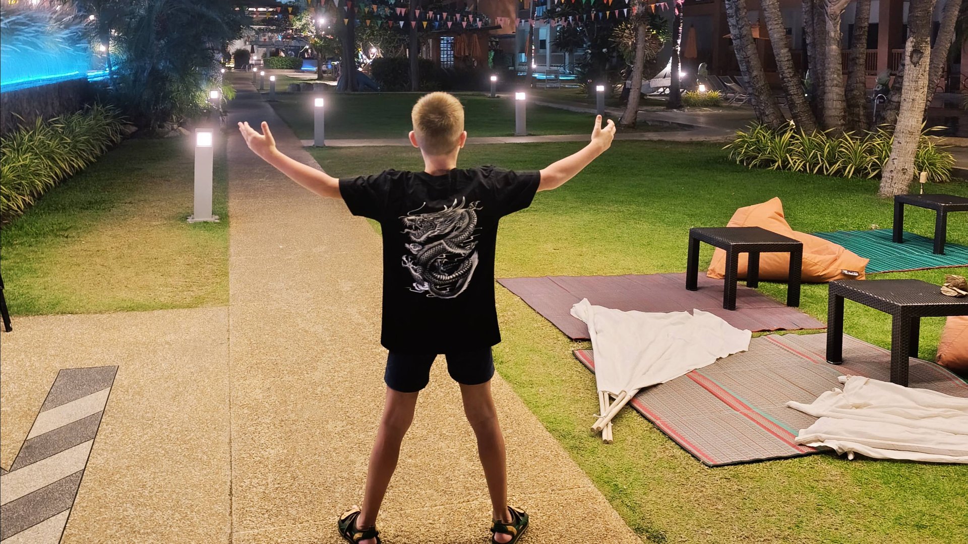 Прыжки с бассейна на Пхукете. Детские трюки. смотреть онлайн