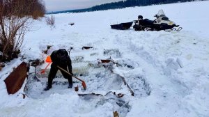 ДОСТАЁМ ЗАТОНУВШУЮ БАРЖУ ИЗ РЕКИ. ТРУДОВОЙ МЕТАЛЛ. ВЕЗЁМ ВАЛЕЖНИК НА  СНЕГОХОДАХ.