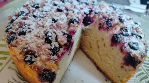 Шикарный пирог с творогом и чёрной смородиной.