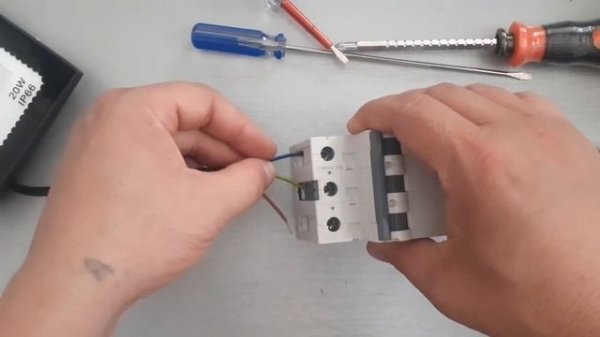 Как подключить Трехполюсный АВТОМАТ.