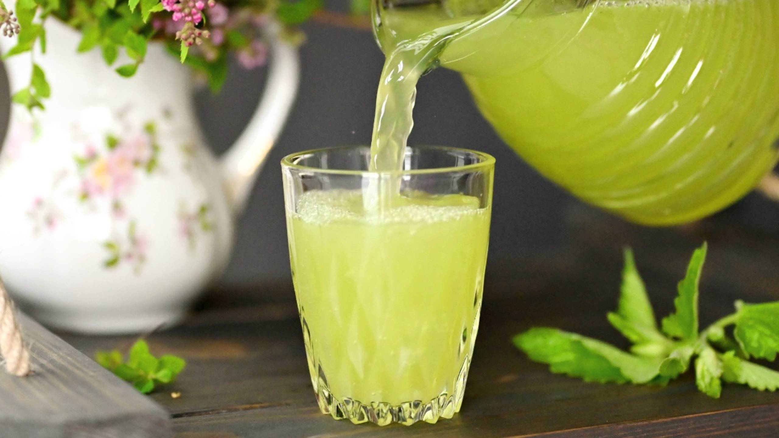 Домашний ЛИМОНАД с мелиссой - лучшее спасение в жару смотреть онлайн