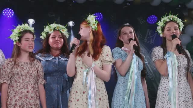 Песня За рекой берёзы шелестят листвой смотреть онлайн