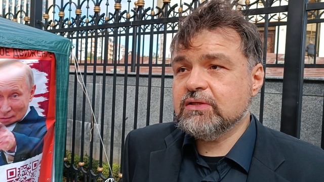 Портрет Путина у Президентуры в Кишинёве. 02.10.2022 смотреть онлайн