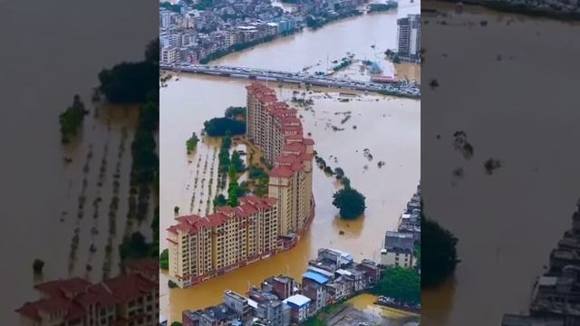 В Китайской провинции Чжаоцин произошло крупнейшее за 100 лет наводнение: уровень воды достиг 55,22 смотреть онлайн