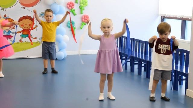 Детский танец ЛУЧИКИ // Детский сад, младшая группа смотреть онлайн