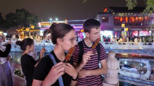 Вечер на барной улице в Пекине. Гуляем, смотрим, едим