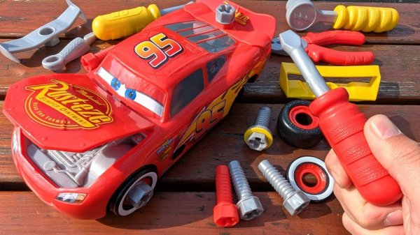 Молния Маквин сломался помогаем собирать вместе