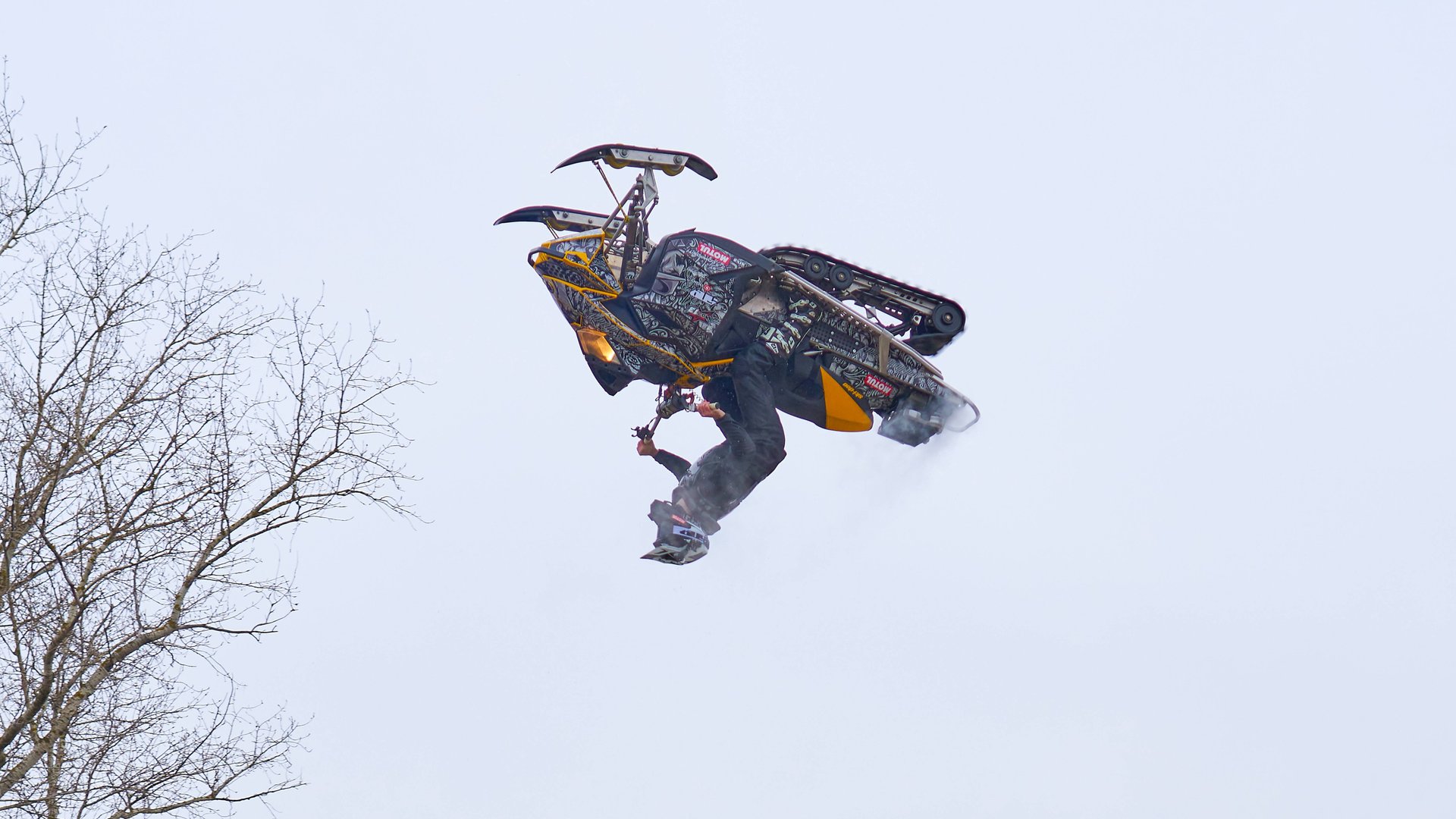 Первое сальто назад на снегоходе в РФ