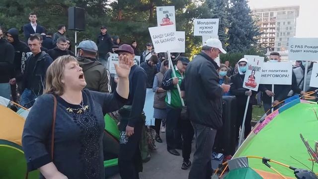 Выступление отчаявшейся женщины у стен Парламента. Кишинёв 18.09.2022. смотреть онлайн