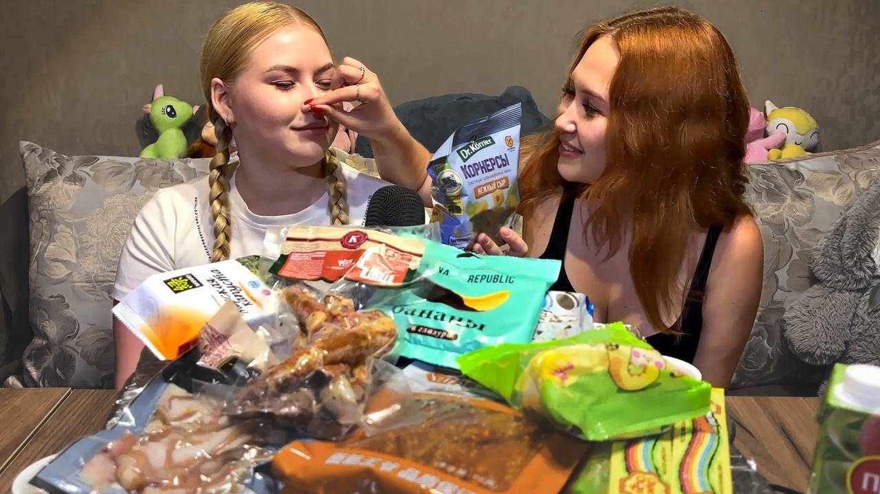 АСМР ИТИНГ НЕОБЫЧНЫХ ЗАКУСОК И СЛАДОСТЕЙ С ПОДРУГОЙ смотреть онлайн