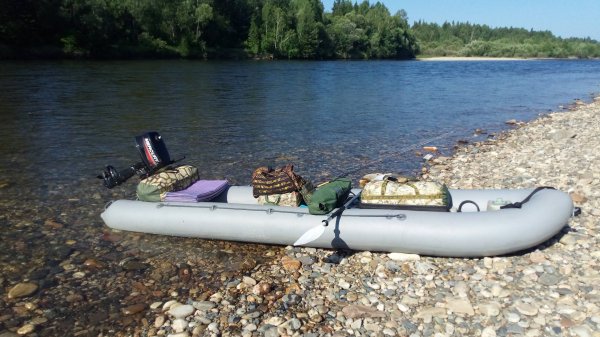 Байдарка на моторе против быстрого течения