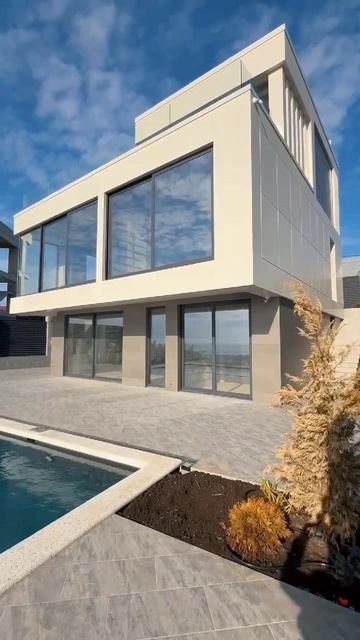 Вилла хай-тек с бассейном смотреть онлайн