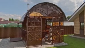 Закрыл стены мангальной/барбекю зоны монолитным поликарбонатом и декоративным  профлистом.